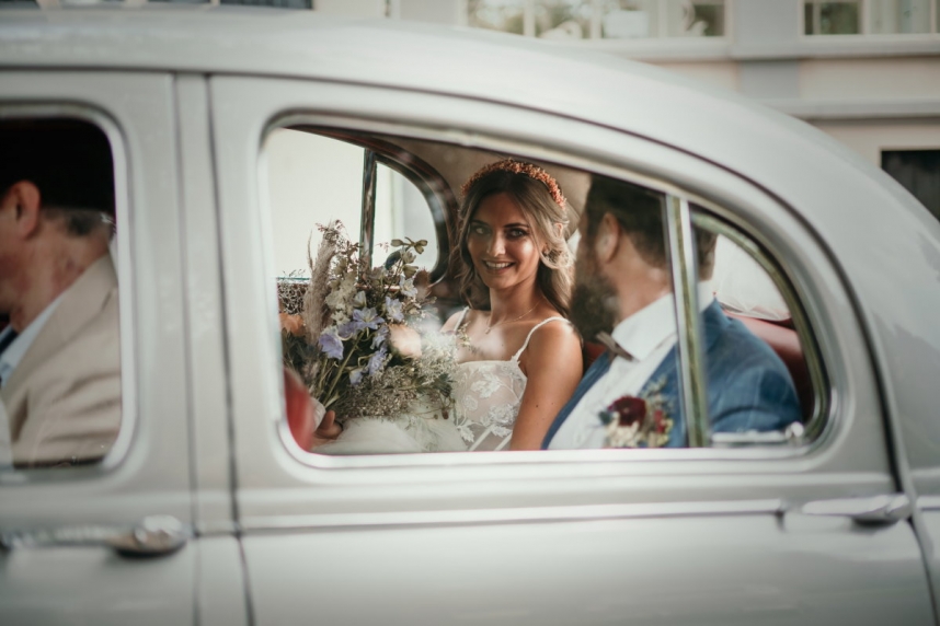 oldtimer huren bruiloft - just married koppel in jaguar