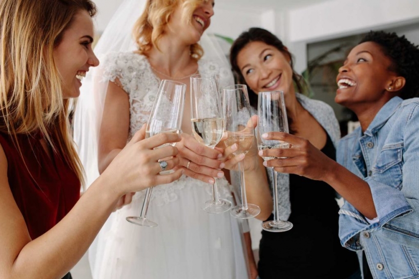 trouwjurk passen gezelschap proosten champagne
